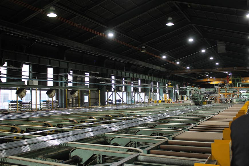 長尺製品に柔軟に対応する「片側加工」